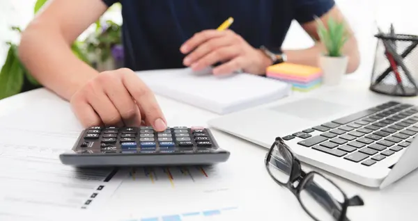 Zbliżenie Człowieka Planowania Budżetu Domu Pomocą Kalkulatora Zdjęcia Stockowe bez tantiem