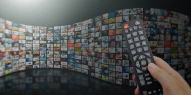Multimedya duvarlı televizyon yayını. Uzaktan kumandalı birden fazla televizyon ekranı