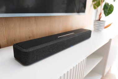 Modern bir evde ses çubuğu. Müzik dinlemek ve film izlemek.
