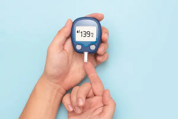 포도당 측정기를 사용하는 당뇨병 스톡 사진