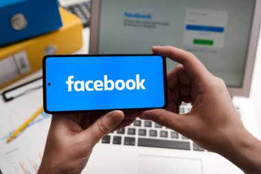 Wroclaw, Polonya - 14 Aralık 2023: Facebook popüler bir sosyal medya platformudur