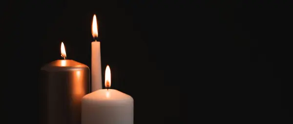 Bougies Brûlant Dans Obscurité Sur Fond Noir Commémoration Concept Avis Image En Vente
