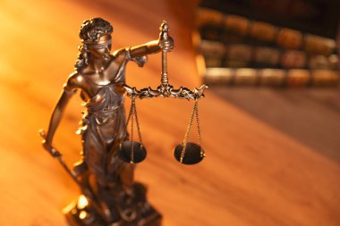 Metalik bir heykelin üzerindeki kör adalet sembolü. Hukuk ve adalet kavramı