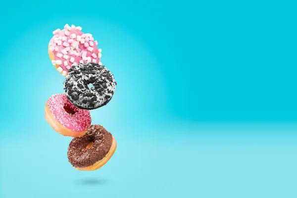 Köstliche Donut Auf Farbigem Hintergrund Mischung Aus Fliegenden Bunten Krapfen Stockbild