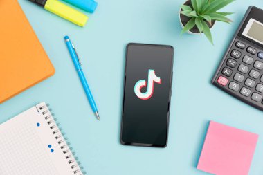 Wroclaw, Polonya - Şubat 05, 2024: Ekranda Tiktok logosu. en üstteki görünüm