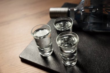 Masada votkalı bardaklar. Alkol yakın çekim