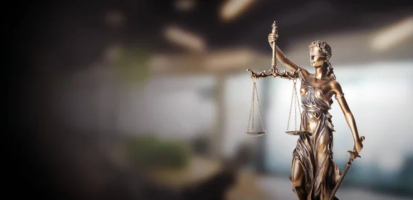 Metalik bir heykelin üzerindeki kör adalet sembolü. Hukuk ve adalet kavramı, kopyalama alanı