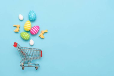 Yumurta ve tavşanlı Paskalya indirimi konsepti.