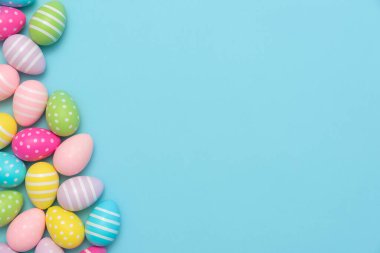 Paskalya yumurtası konsepti hediye kartı arkaplanı, kopyalama alanı