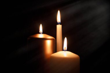 Cenaze sembolü, karanlıkta yanan bir mum. Anma kompozisyonu