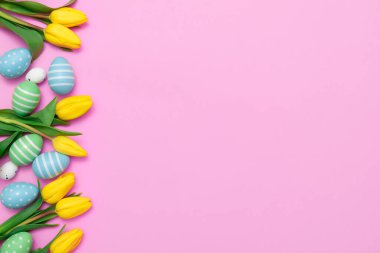 Paskalya yumurtası konsepti hediye kartı arkaplanı, kopyalama alanı