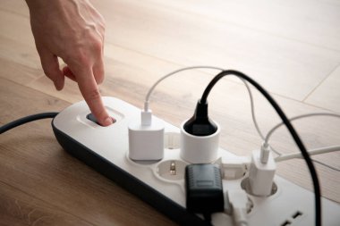 Elektrik prizini takan adam. Evdeki prizin prizine elektrik prizi takın.