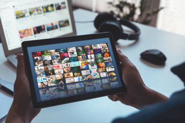 Dijital tabletten medyayı izleyen adam. TV multimedya yayın kavramı