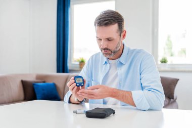 Adam kan şekerini ölçüyor. Glukometre, kan örneği testi, diyabet konsepti..