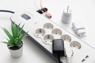 Elektrik kablosu. Elektrik prizleri ve prizli çoklu prizli elektrik ayırıcı..