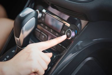 Klima soğutma sistemi. Sıcak yaz sezonu ve otomobil konsepti