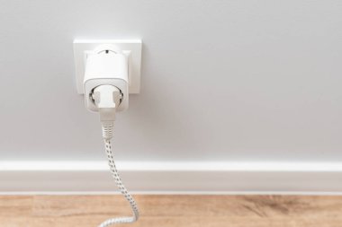Akıllı bir evde Wi-Fi akıllı soketler kullanmak, elektrik tüketimini kontrol etmek