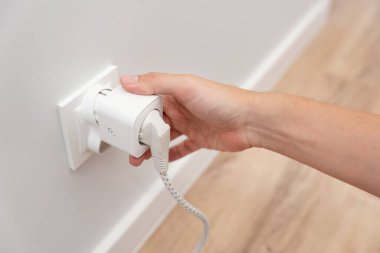 Akıllı bir evde Wi-Fi akıllı soketler kullanmak, elektrik tüketimini kontrol etmek