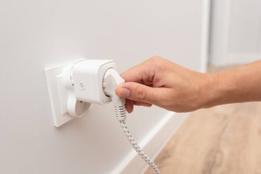 Akıllı bir evde Wi-Fi akıllı soketler kullanmak, elektrik tüketimini kontrol etmek