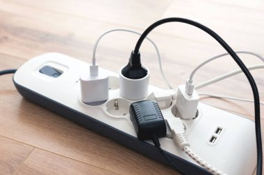 Elektrik kablosu. Çoklu aygıtlar bağlandı, akıllı soketler