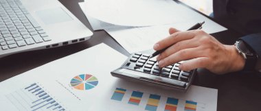 Harita raporlu mali ve bütçe planlaması. Hesap makinesi kullanan adam