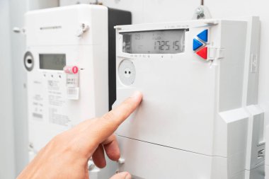 Elektrik enerji ölçer güç kullanımını ölçüyor. Enerji faturaları kavramı