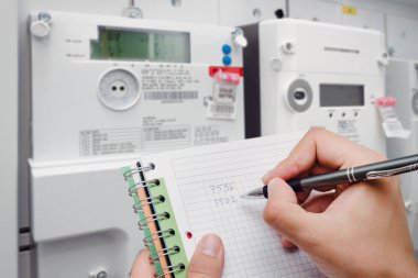 Elektrik enerji ölçer güç kullanımını ölçüyor. Enerji faturaları kavramı