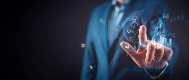 İşadamı sanal tabloyu işaret ediyor. Yatırım ve borsa konsepti