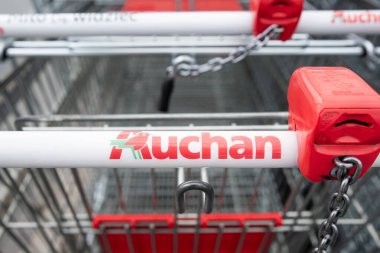 Wroclaw, Polonya - 29 Mayıs 2022: Auchan mağazasının alışveriş arabaları