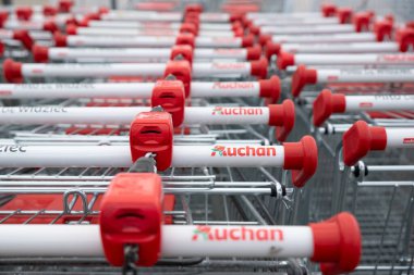 Wroclaw, Polonya - 29 Mayıs 2022: Auchan mağazasının alışveriş arabaları