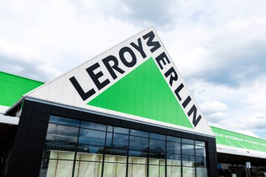 Wroclaw, Polonya - 29 Mayıs 2022 Hippermarket girişinde Leroy Merlin 'in logosu ve işareti