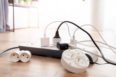 Elektrik kablosu. Elektrik prizleri ve prizli çoklu prizli elektrik ayırıcı..