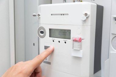 Elektrik enerji ölçer güç kullanımını ölçüyor. Enerji faturaları kavramı