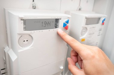 Elektrik enerji ölçer güç kullanımını ölçüyor. Enerji faturaları kavramı