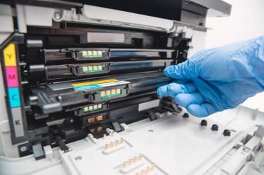 Ofisteki yazıcıda şarjör değiştiren adam. Lazer yazıcı malzemeleri