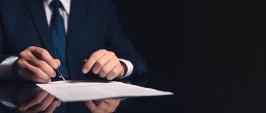 Noter imzalı kağıt sözleşmesi, ofiste çalışan bir avukat.