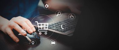 E-ticaret, internet alışverişi. Dizüstü bilgisayar kullanan adam, kopyalama alanı olan resim