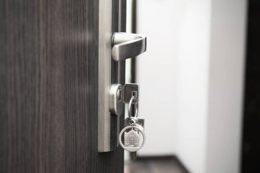 Anahtarlı kapıyı aç, anahtar deliğinde anahtar var. Emlak kavramı