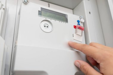 Evin elektrik sayacını kontrol eden adam, kapat.