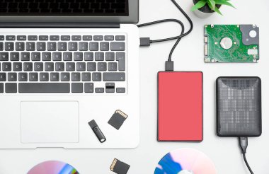 Çoklu depolama cihazları, kalem sürücüsü, hafıza kartları. Yedekleme verisi