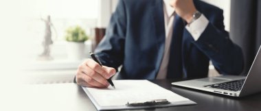 Noter imzalı kağıt sözleşmesi, ofiste çalışan bir avukat.