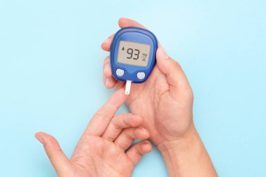 Kan şekeri seviyesini glukometreyle ölçen biri. Diyabet kavramı