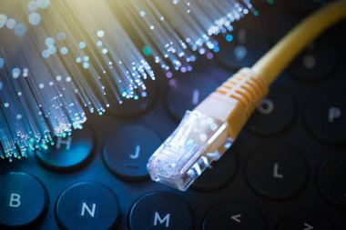 Yüksek hızlı fiber optik internet konsepti. Hızlı internet kavramı