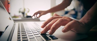 Evde dizüstü bilgisayar kullanan, daktilo kullanan bir adam. Boşluk resmini kopyala