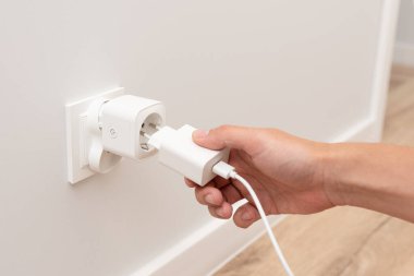 Elektrik şarj aletini akıllı sokete tak