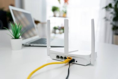 Modern Wi-Fi yönlendirici oturma odasındaki ışık masasında.