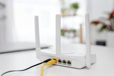 Modern Wi-Fi yönlendirici oturma odasındaki ışık masasında.