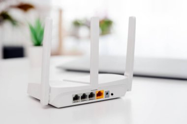Modern Wi-Fi yönlendiricisi ile ev konseptinde hızlı internet