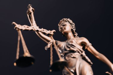 Elinde terazi tutan bir kadının adalet heykeli. Hukuk ve adalet kavramı