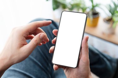 Akıllı telefonu elinde tutan adam beyaz boş ekran, uygulama için boş ekran